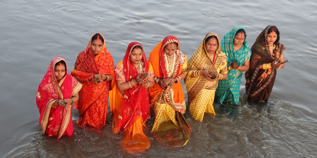 अस्ताउँदो सूर्यलाई अर्घ्य दिएर सकियो छठ पर्व (तस्बिर)