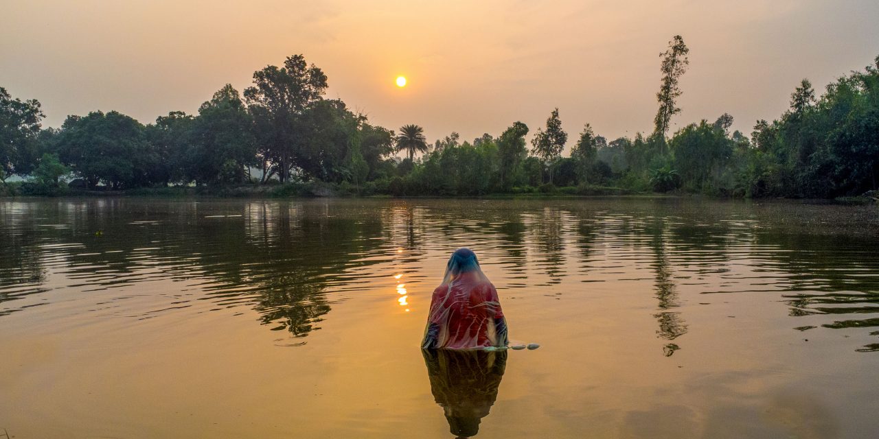उदाउँदो सूर्यलाई अघ्र्य दिएसंगै छठ पर्व विधिपूर्वक समापन (तस्बिरमा)