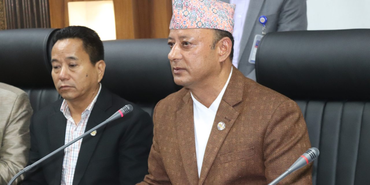 लाल आयोगको प्रतिवेदन सार्वजनिक, मन्त्री मन्छन् : बिजुली जोडिन्छ, महसुल बक्यौता उठ्छ