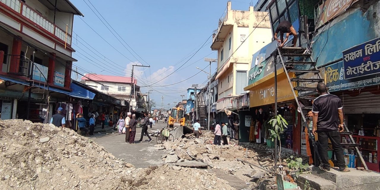 धुलाबारीमा अतिक्रमित संरचना हटाउँदै मेचीनगर