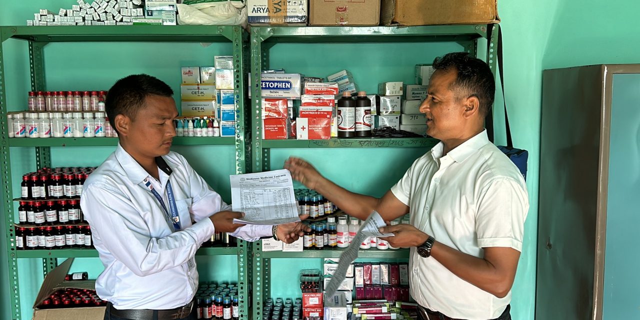 चेपाङ बस्तीको स्वास्थ्य संस्थालाई औषधि प्रदान