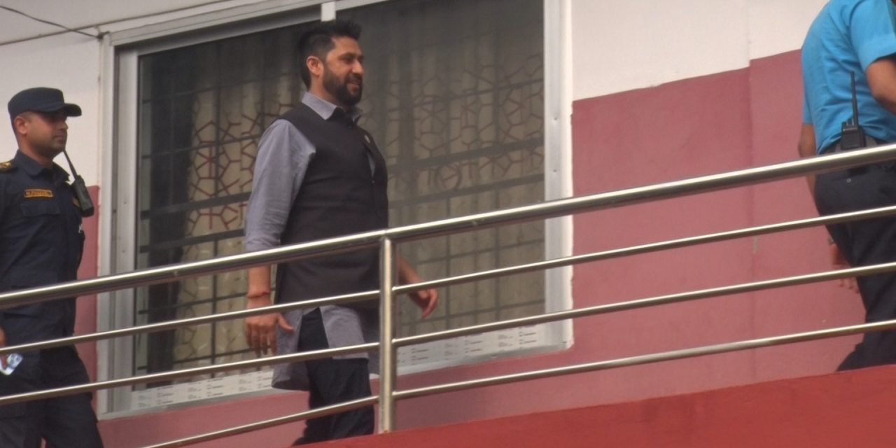 अदालतमा लिखित बयान दिदैँ रवि लामिछाने
