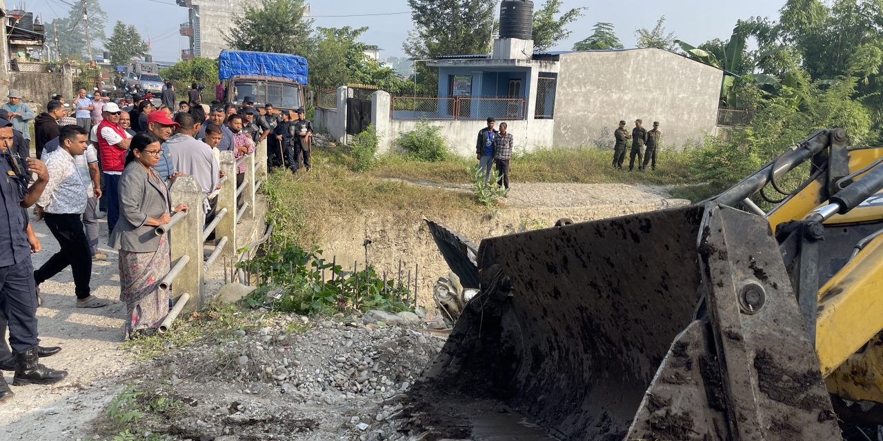 भरतपुरमा पुङ्दी खोला अतिक्रमण गरी बनाइएका घरटहरा भत्काइयो