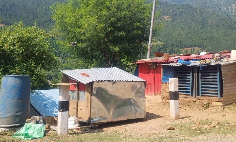 रुकुमका भूकम्पपीडित एक वर्षदेखि टिनको टहरामा