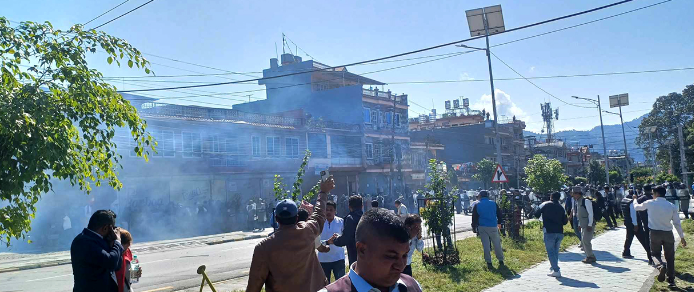 पोखरामा प्रहरीद्वारा प्रदर्शनमा उत्रिएका रास्वपा कार्यकर्तामाथि अश्रुग्यास प्रहार