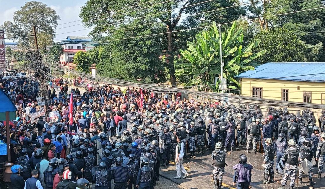 चितवनमा रविका समर्थक र प्रहरीबीच झडप, २० भन्दा बढी प्रहरी घाइते