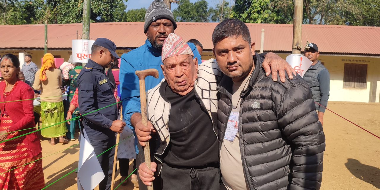 हेटौँडाका १०२ वर्षीय लामिछानेद्वारा मतदान