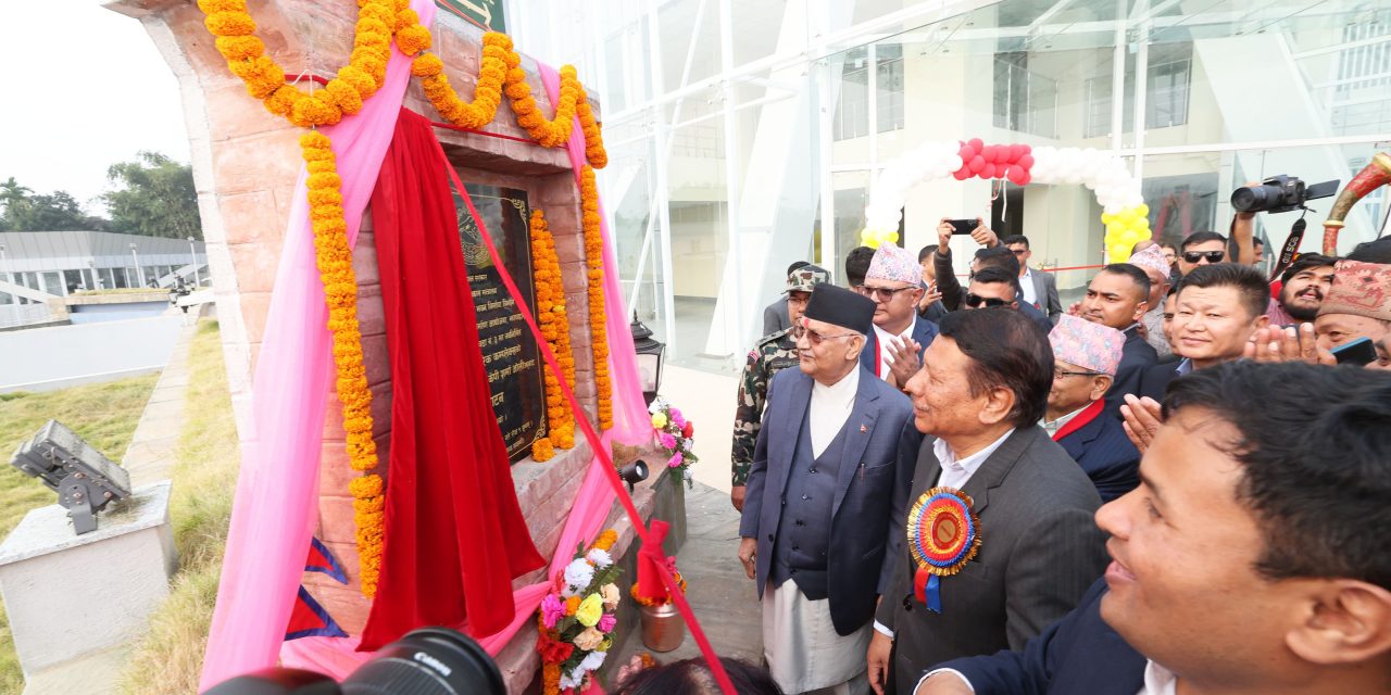 प्रधानमन्त्रीद्वारा दमक व्यापारिक कम्प्लेक्स उद्घाटन