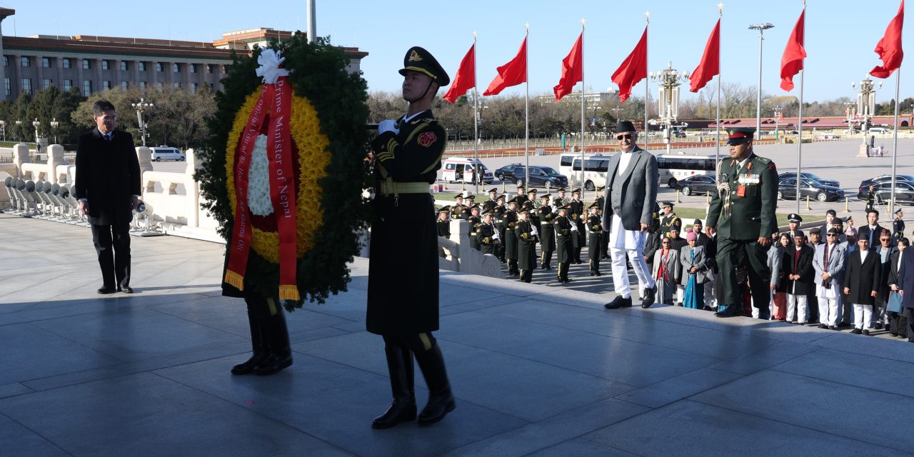 प्रधानमन्त्री ओलीद्वारा चिनियाँ जनक्रान्तिका सहिदका स्मारकमा पुष्पहार अर्पण