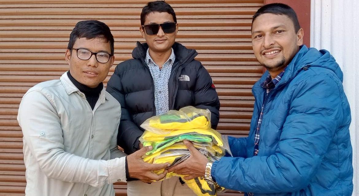 नेविसंघका नेता पुडासैनीद्वारा नवनमुना युवा क्लबका खेलाडीहरुलाई जर्सी सहयोग