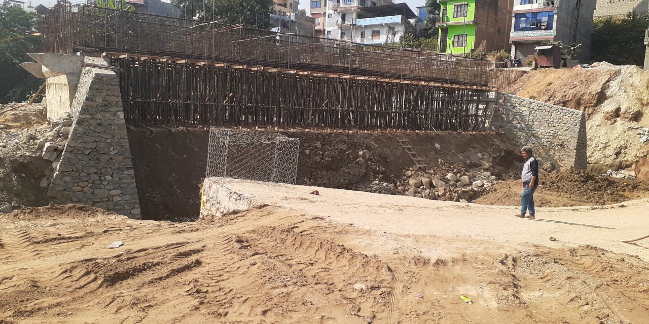बुल्दीखोलामा निर्माणाधीन पुल ५० प्रतिशत सम्पन्न