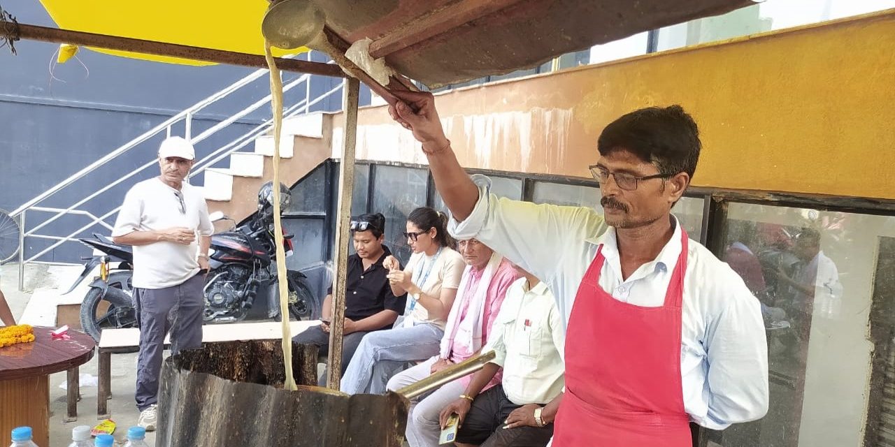 चिया बेचेरै मासिक एक लाख कमाउँछन् विनोद