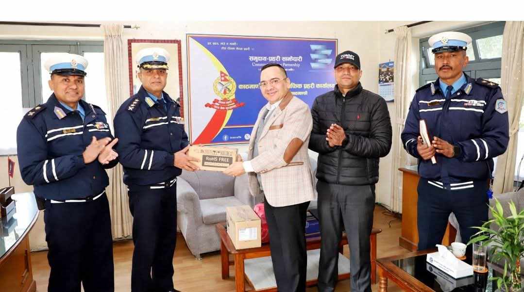 नबिल बैंकद्वारा उपत्यका ट्राफिक प्रहरी कार्यालयलाई २० थान मोबाइल हस्तान्तरण