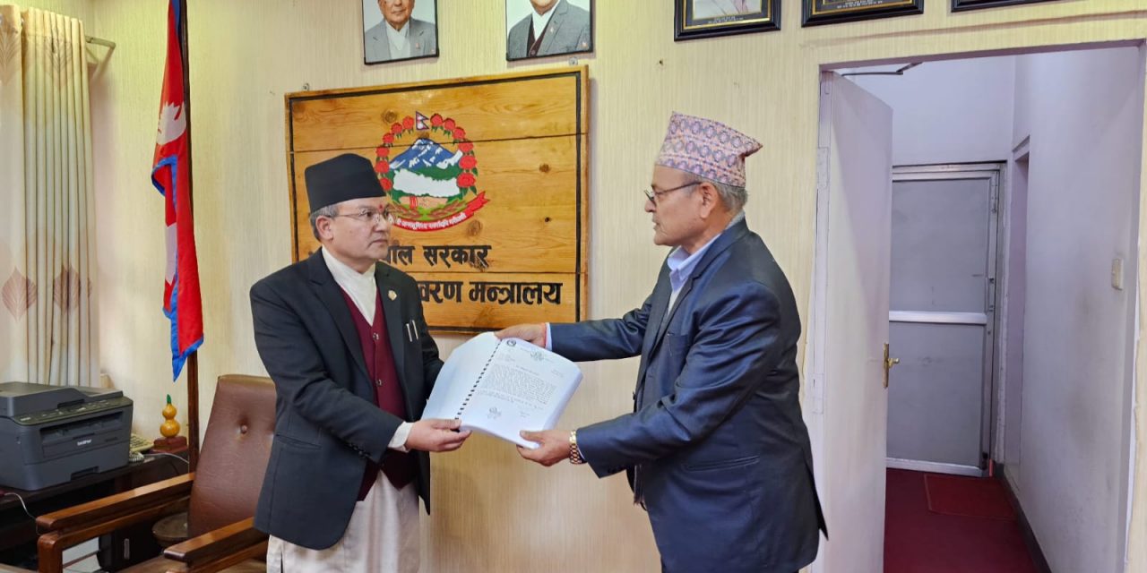 शुक्लाफाँटाका विस्थापितको समस्या समाधान आयोगद्वारा प्रतिवेदन पेस