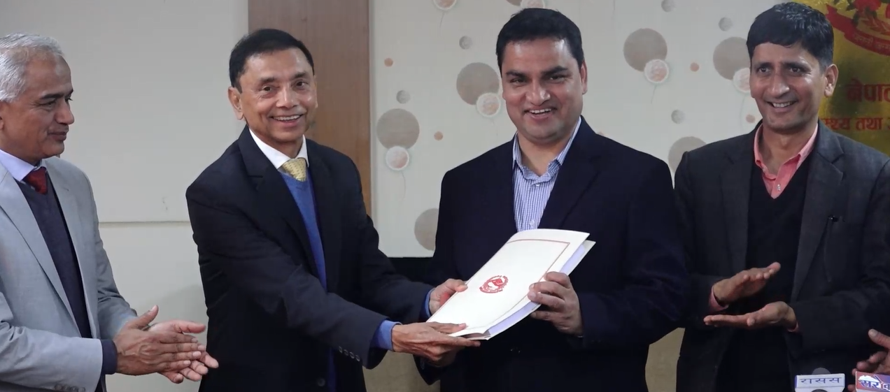 स्वास्थ्य बिमा सुधार दिन गठित समितिद्वारा मन्त्री पौडेलसमक्ष प्रतिवेदन पेश
