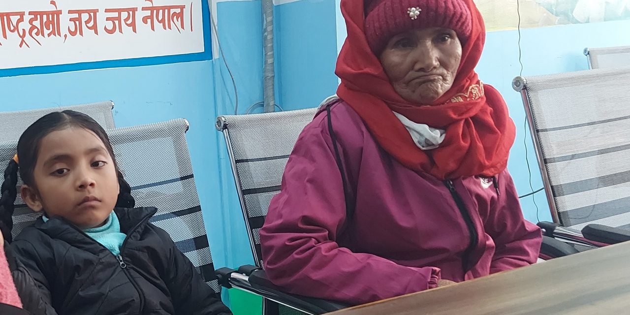 छोरीको शव ल्याउन भौँतारिरहेकी ७० वर्षीया आमा