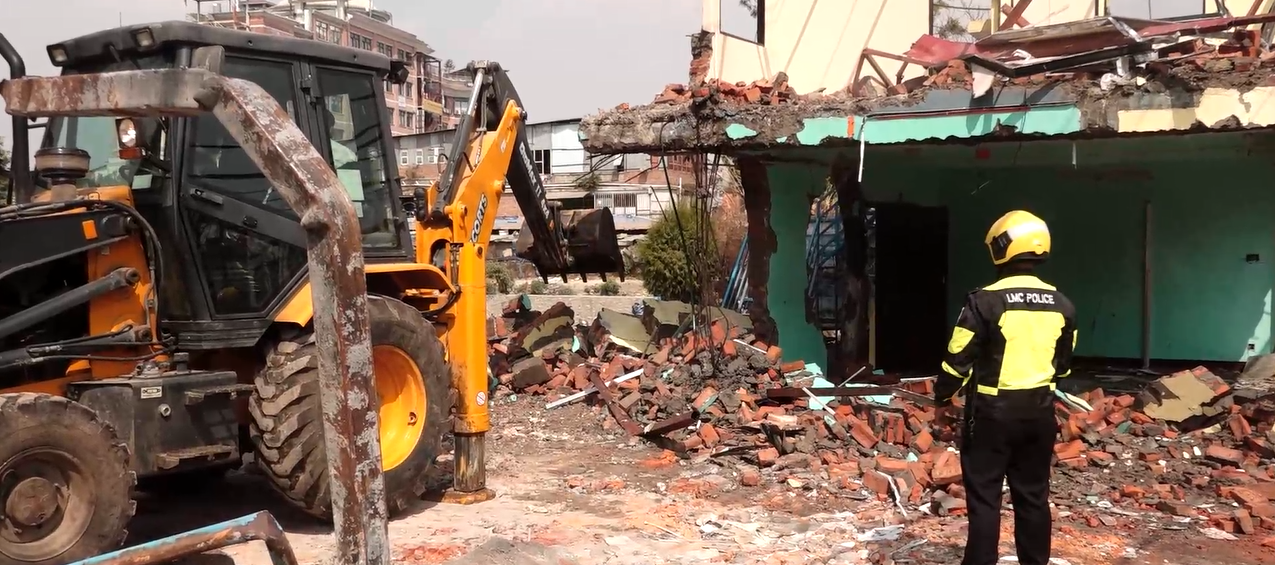 ललितपुरमा न्हु पोखरी अगाडीका संरचना भत्काइयो