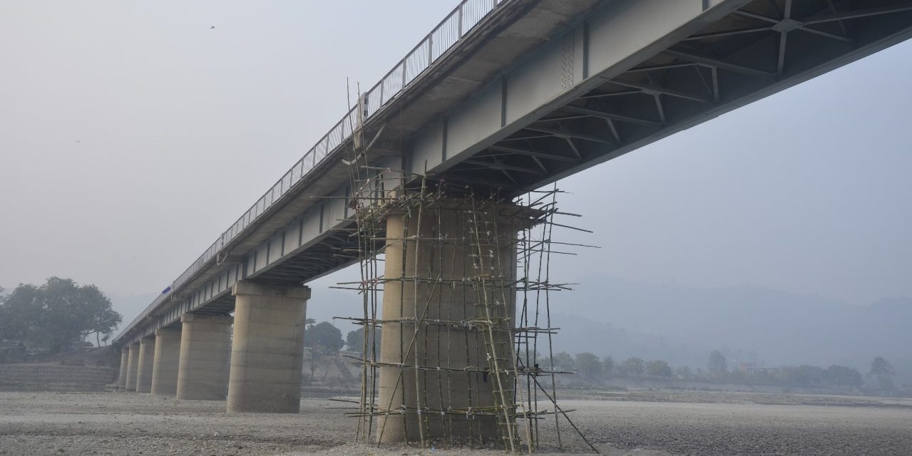 वाग्मती पुलको बिम चर्किएपछि मर्मत थालियो