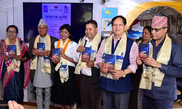 १२ वर्षीया प्रदिप्ताको ‘डेड अर अलाइभ’ उपन्यास सार्वजनिक