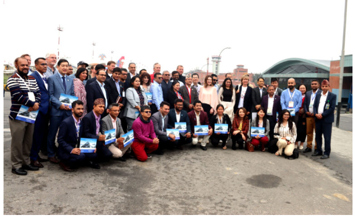 ‘सगरमाथा संवाद’का विशिष्ट पाहुनाद्वारा हिमशृङ्खला दृश्यावलोकन