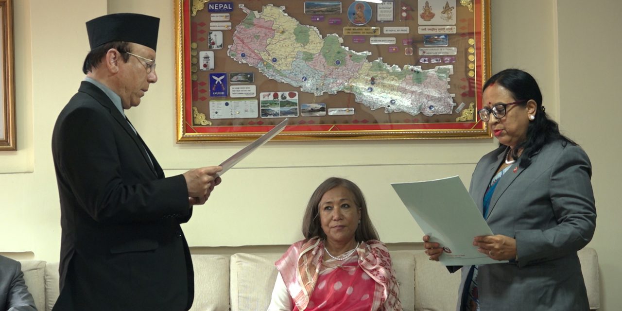 प्रधानन्यायाधीशद्वारा दुई आयोगका अध्यक्षलाई शपथ