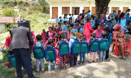 सानिमा रिलायन्सद्वारा बाजुराका विद्यार्थीहरूलाई शैक्षिक सामग्री राख्ने झोला वितरण