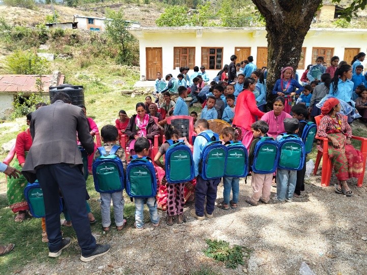 सानिमा रिलायन्सद्वारा बाजुराका विद्यार्थीहरूलाई शैक्षिक सामग्री राख्ने झोला वितरण