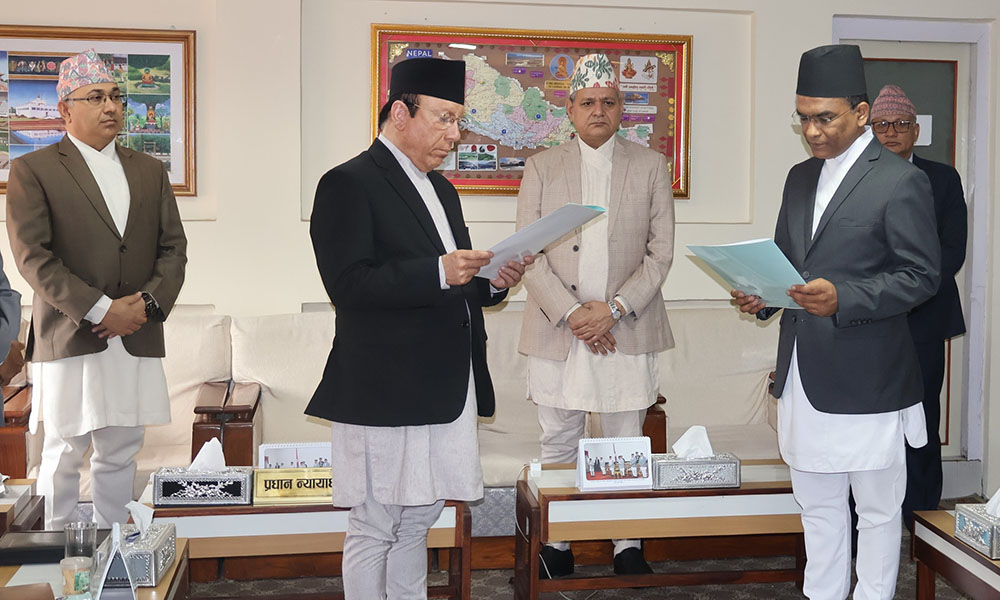 विश्व पाैडेलद्वारा गभर्नरको शपथ ग्रहण