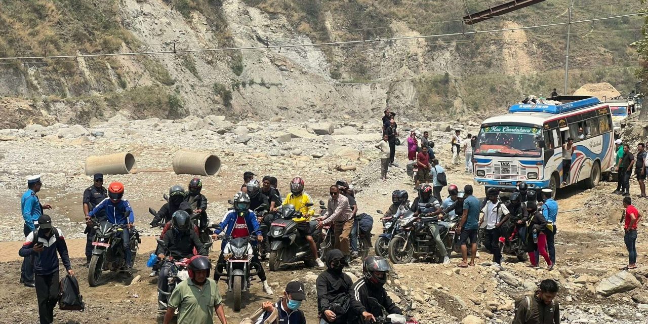 १६ घण्टापछि बीपी राजमार्ग पूर्णरूपमा सञ्चालनमा