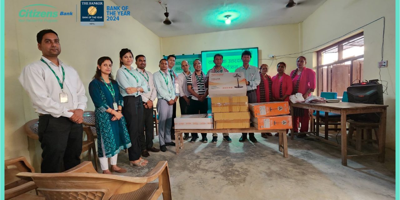 सिटिजन्स बैंकद्वारा धनुषाको संकट मोचन देवसरन रामरती माविलाई पंखा वितरण