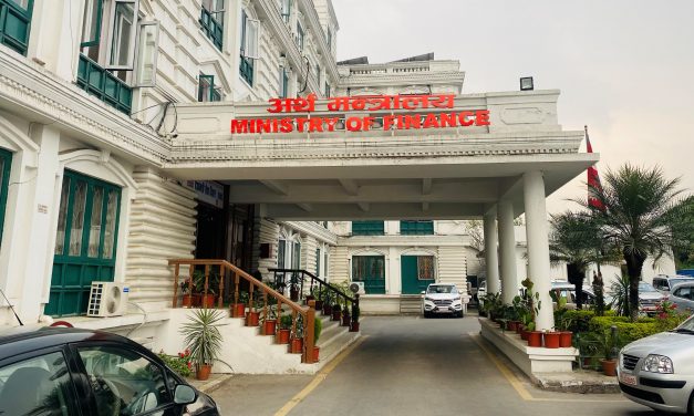 राष्ट्र बैंकद्वारा पूर्वबजेटकालीन समीक्षा प्रतिवेदन अर्थ मन्त्रालयमा पेस