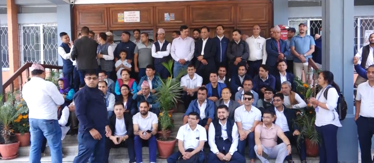 निजामती विधेयक संसोधनको माग राख्दै मन्त्रालय अगाडी कर्मचारीहरुको धर्ना