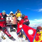 एकै परिवारका ६ जनाले गरे मकालु हिमाल आरोहण
