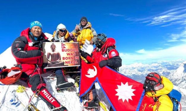 एकै परिवारका ६ जनाले गरे मकालु हिमाल आरोहण