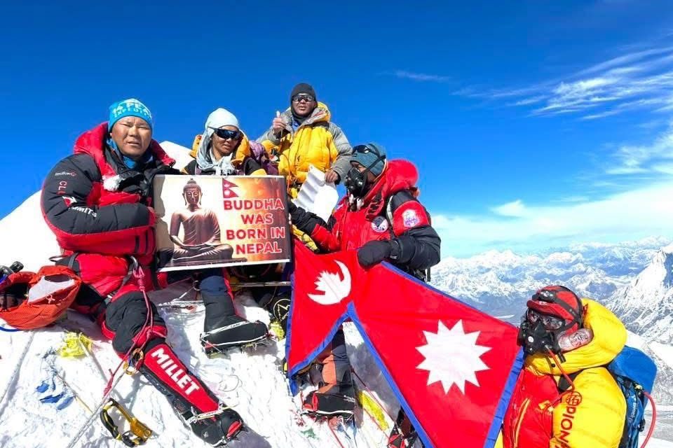 एकै परिवारका ६ जनाले गरे मकालु हिमाल आरोहण