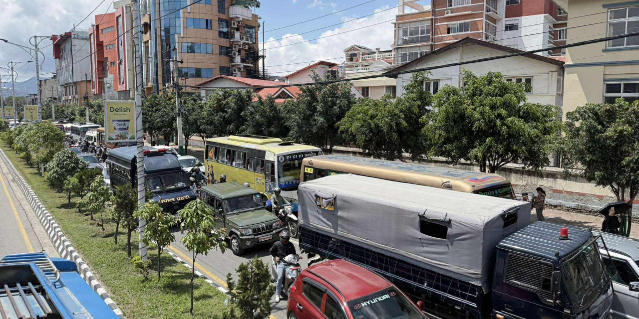 राजावादी आन्दोलनले काठमाडौंको यातायात प्रभावित