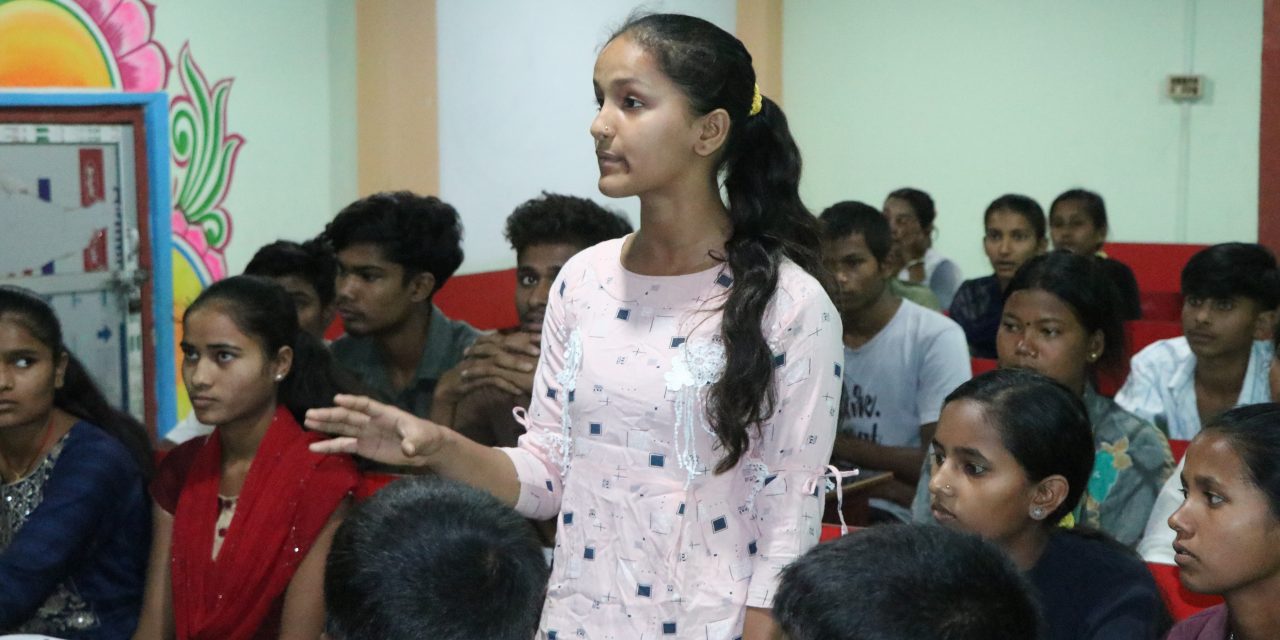 मेयरलाई विद्यार्थीको प्रश्न– हामी कहिलेसम्म अर्को पालिकाको विद्यालयमा पढ्न जाने ?