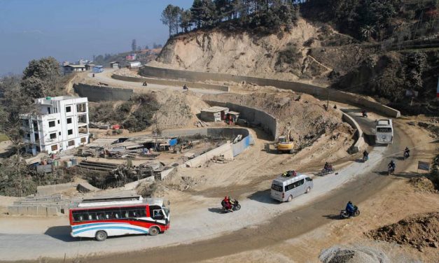 वर्षाले सूर्यविनायक–साँगा सडकमा एकतर्फी सवारी सञ्चालन