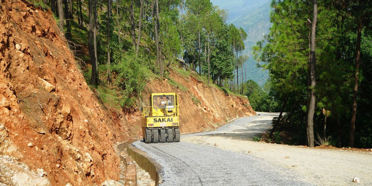 ट्रयाक खुलेको २७ वर्षपछि रत्नेचौर–भकुण्डे सडक कालोपत्र थालियो