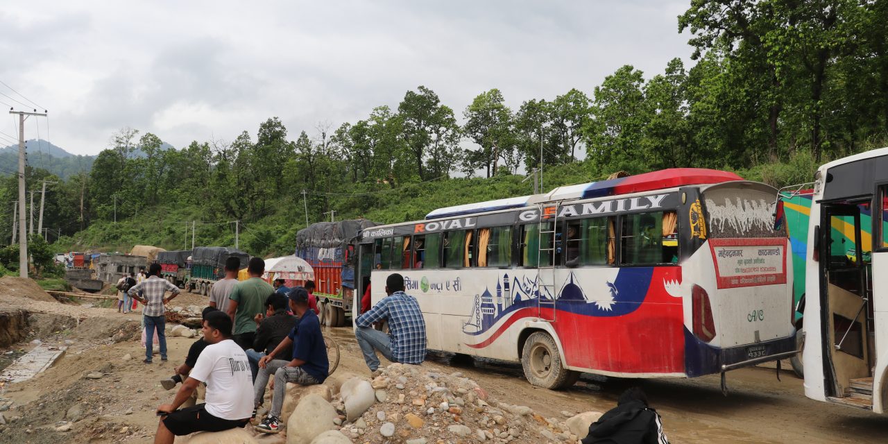बुटवल-नारायणगढ सडक पूर्णरूपमा अवरुद्ध