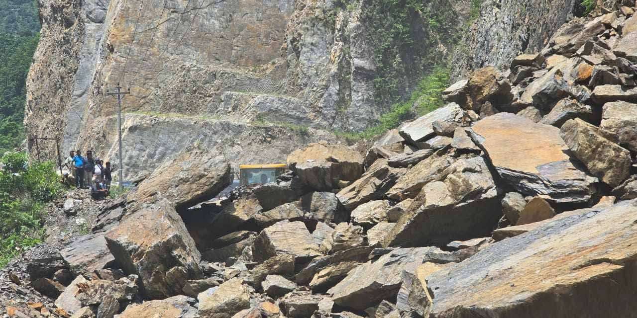 फिस्लिङमा पहिरो खस्दा मुग्लिङ-नागढुङ्गा सडक दुईतर्फी बन्द