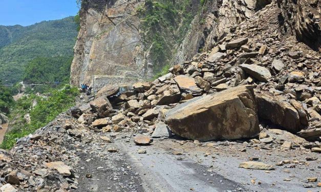 पहिरोले अरनिको राजमार्ग बन्द
