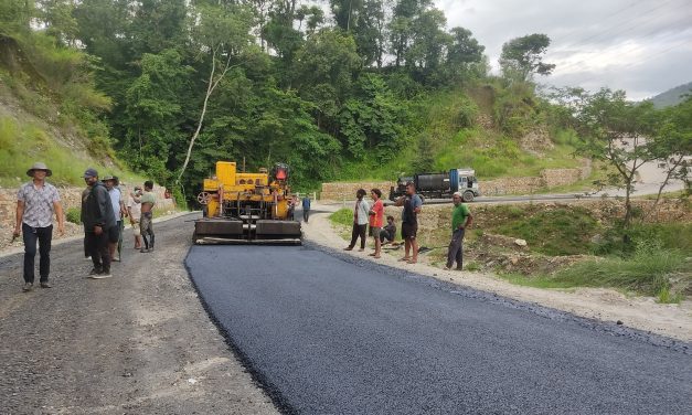 दोर्दी केन्द्र जोड्ने सडक कालोपत्र गर्न सुरु