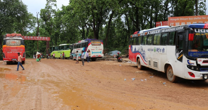 वर्षाका कारण दुम्कीबासमा वैकल्पिक सडक अवरुद्ध