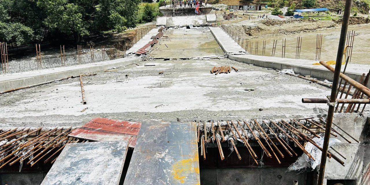 तामाकोसी नदीमा निर्माणाधीन पुलको स्पान भाँचियो