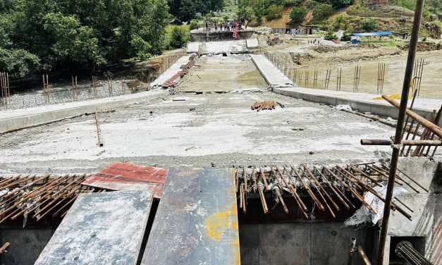 तामाकोसी नदीमा निर्माणाधीन पुलको स्पान भाँचियो