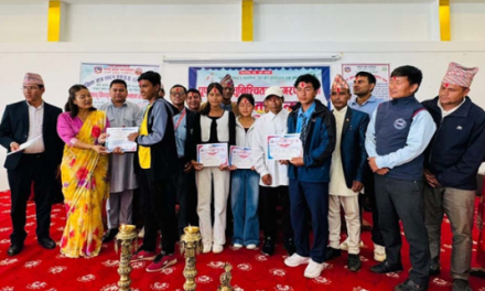 हलेसी तुवाचुङमा नगरमा उत्कृष्ट हुने विद्यार्थी तथा विद्यालयलाई नगद पुरस्कार
