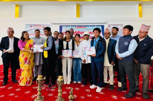 हलेसी तुवाचुङमा नगरमा उत्कृष्ट हुने विद्यार्थी तथा विद्यालयलाई नगद पुरस्कार