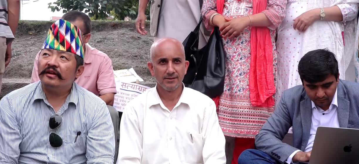 कच्चा पदार्थ क्षेत्रमा सात सूत्रीय माग राख्दै मझुवागढी नगरपालिकाका मेयर आमरण अनशनमा