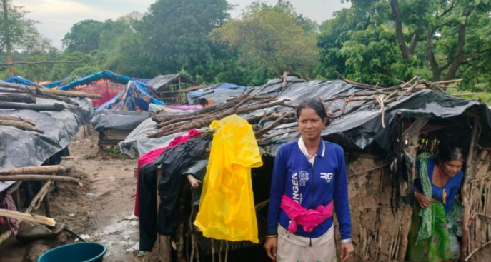 बाढीको जोखिमले राजमार्ग छेउ बस्न बाध्य वनहराका भूमिहीन परिवार